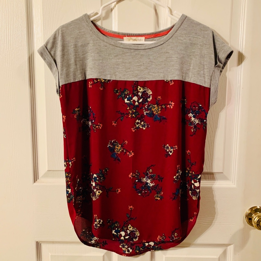 Floral print blouse.